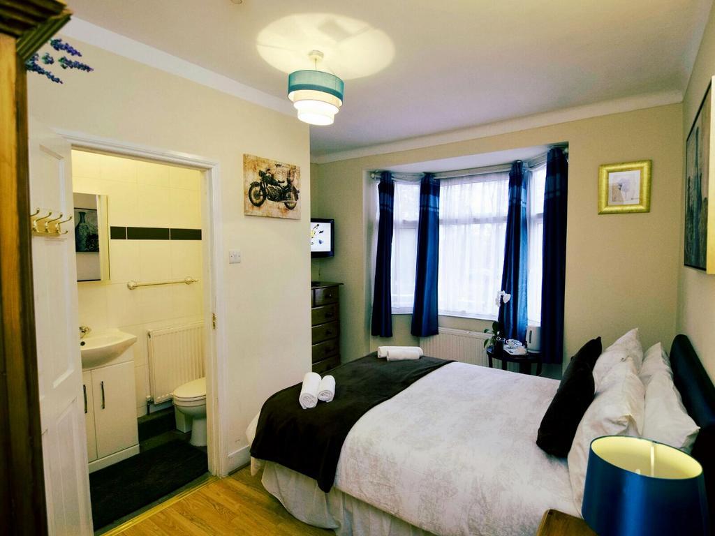 Gable Lodge London B&B エンフィールド エクステリア 写真