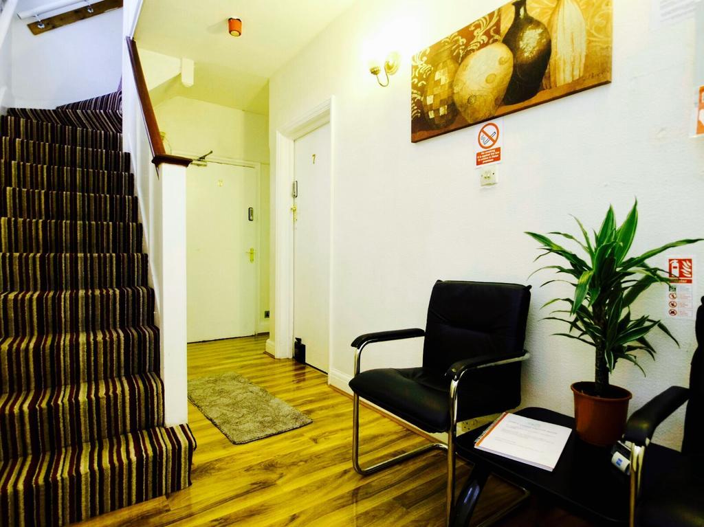 Gable Lodge London B&B エンフィールド エクステリア 写真