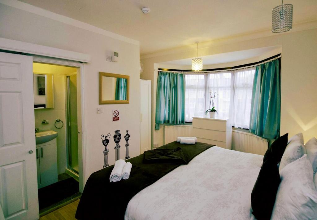 Gable Lodge London B&B エンフィールド エクステリア 写真