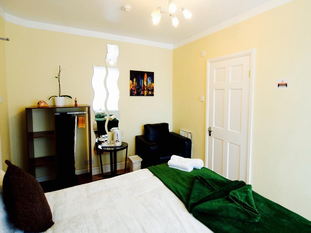 Gable Lodge London B&B エンフィールド エクステリア 写真