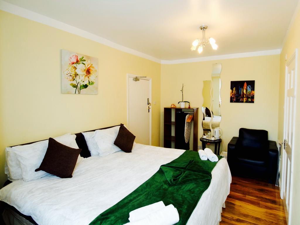 Gable Lodge London B&B エンフィールド エクステリア 写真