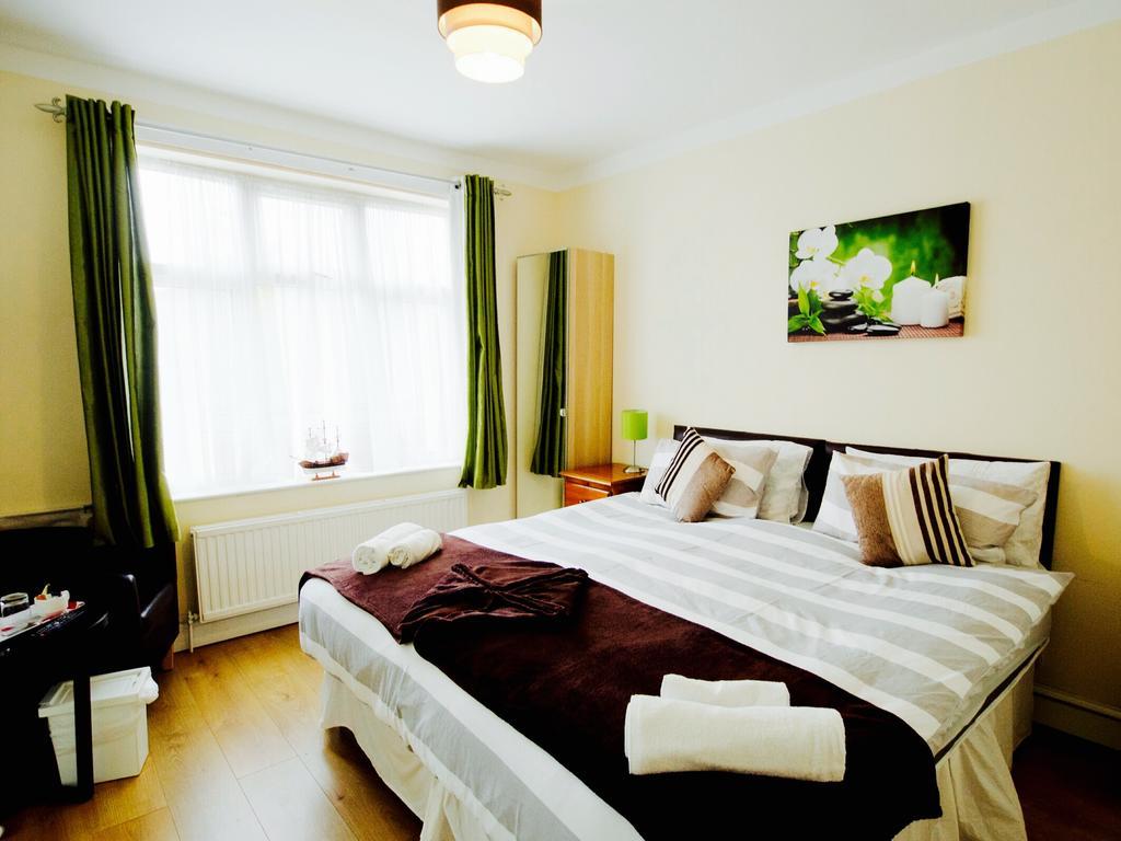 Gable Lodge London B&B エンフィールド エクステリア 写真