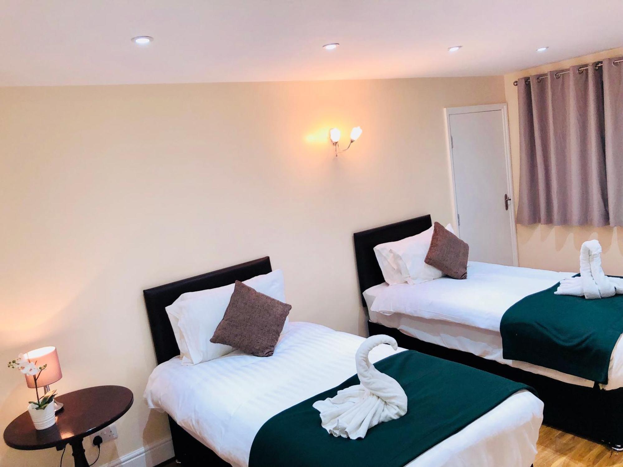 Gable Lodge London B&B エンフィールド エクステリア 写真